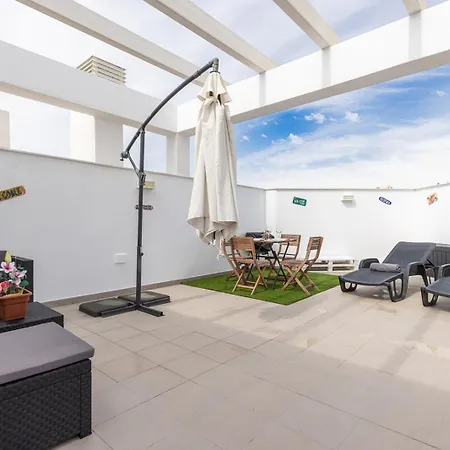 Terrace, Parking & Pool Lägenhet *