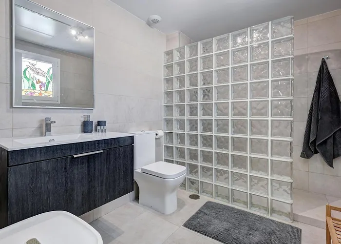 Terrace, Parking & Pool アパート エステポナ