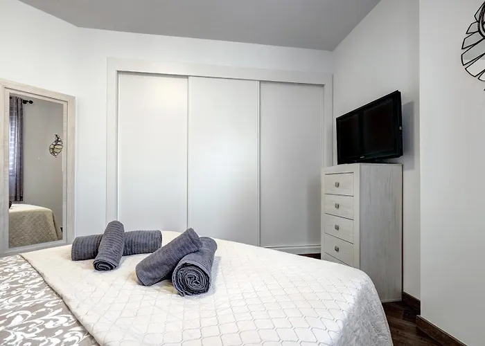 Terrace, Parking & Pool Apartment *